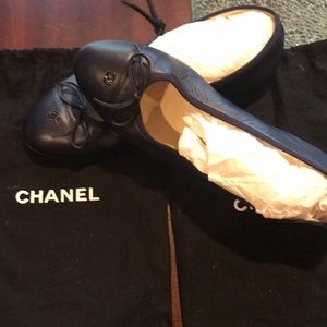 100% CHANEL Navy Blue Classic  Ballet flats.